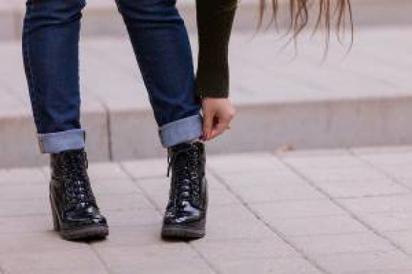 bproper black boots jeans